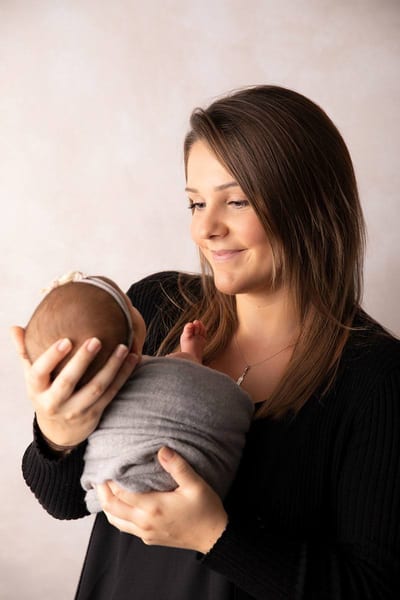 Natascha, Fotografin des Ateliers, mit einem Baby auf dem Arm